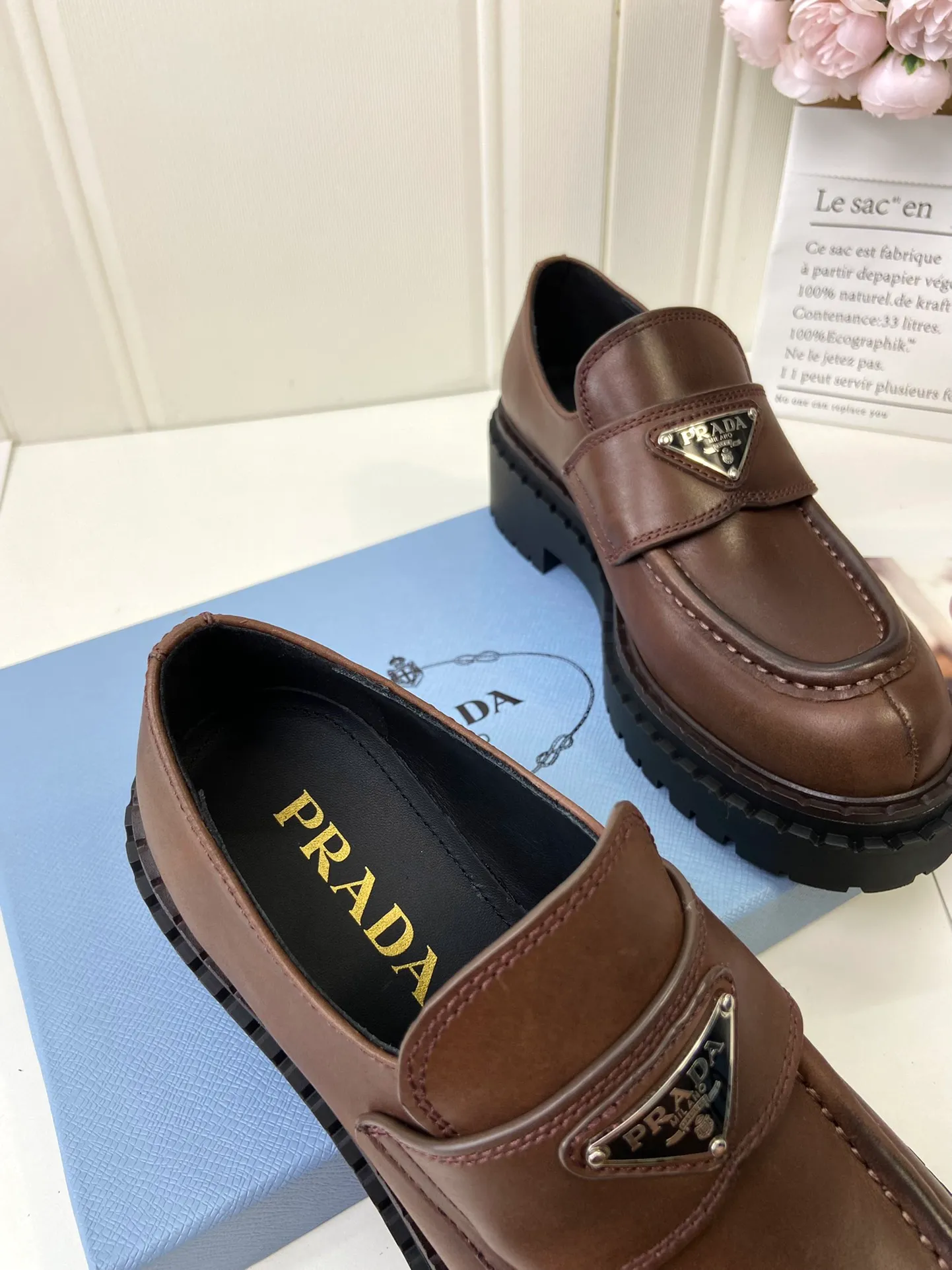 👟👟Ex-factory price 520👟👟 🔥🔥✨Prada* 2024WA new autumn and winter thick-soled loafers👟 These leather loafers use thick soles, craftsmanship details and contemporary elements add vitality, interpreting classics in a new fashion language. Enamel-coated triangular metal logo with a height of 55 mm makes its debut 🌟 Recommended by major bloggers on Xiaohongshu, developed 1-1 to highlight classic charm. Cowhide lining TPU outsole ➕ genuine leather edge bar Code number: 35 to 41 (40-41 customized, non-refundable)